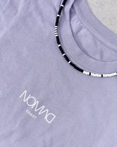 camiseta lila y collar eter