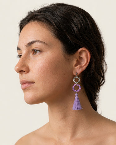 pendientes con aro y borla en tonos lilas