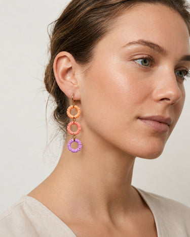 pendientes con aros en colores anaranjados y lilas