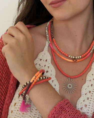 Pulseras de cuentas de arcilla en color rosa, naranja y marrón