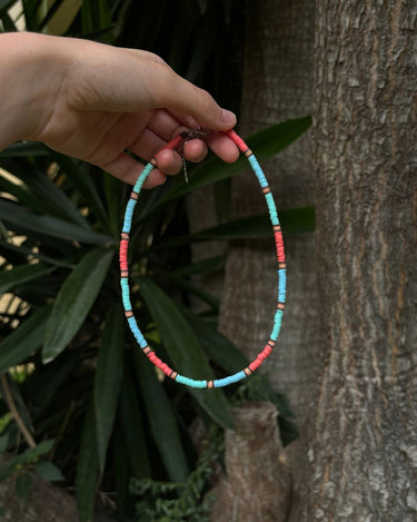 Collar azul y salmón