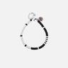 pulsera negra y blanca
