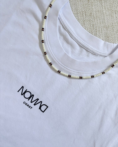 Camiseta Blanca y collar aire