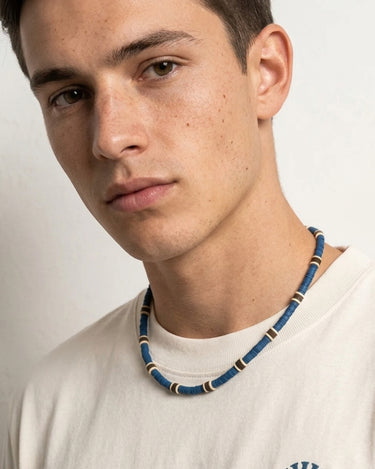 collar de cuentas heishi azules y marrones