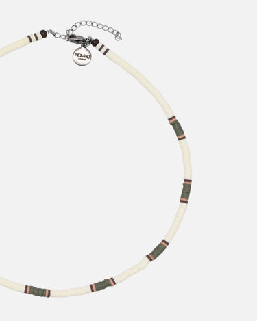 collar blanco, verde y marrón