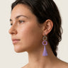 pendientes con aro y borla en tonos lilas
