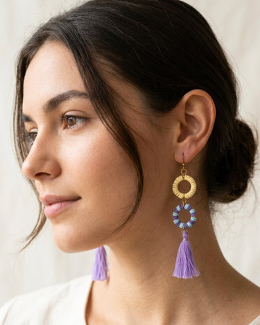 pendientes con aros y borlas en color lila y amarillo