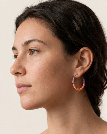 pendientes aro lila y colores anaranjados