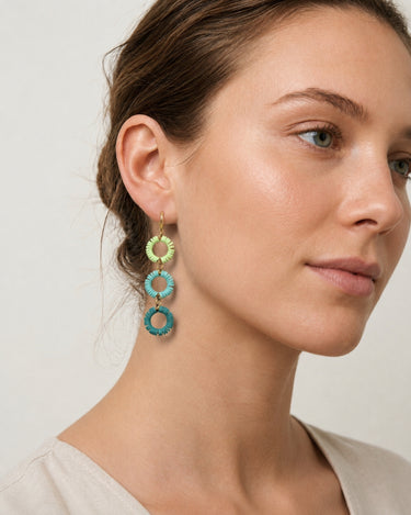 pendientes con aros en tonalidades verde agua