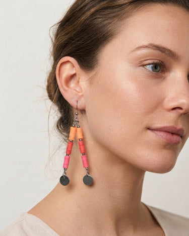 pendientes largos en tonos rosados