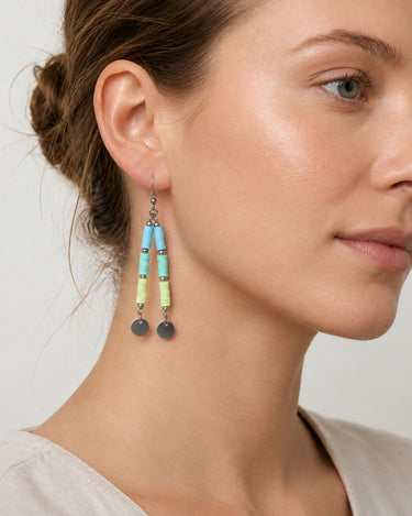 pendientes largos en tonos celestes