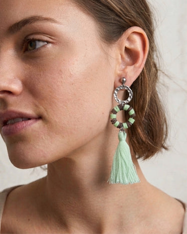 pendientes con aro y borla en color verde menta