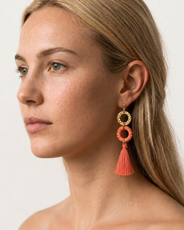 pendientes con aro y borla en color coral
