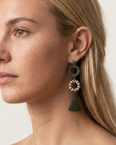 pendientes con aros y borla en tonos verdes y marrones