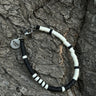 pulsera negra y blanca