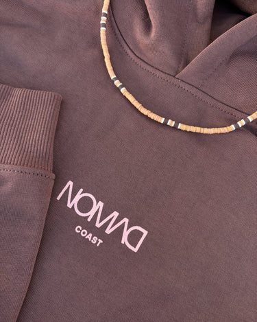 Sudadera marrón y collar naranja 