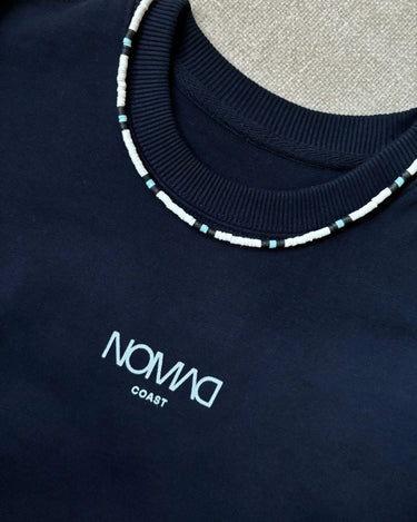 Sudadera azul marino y collar surfero